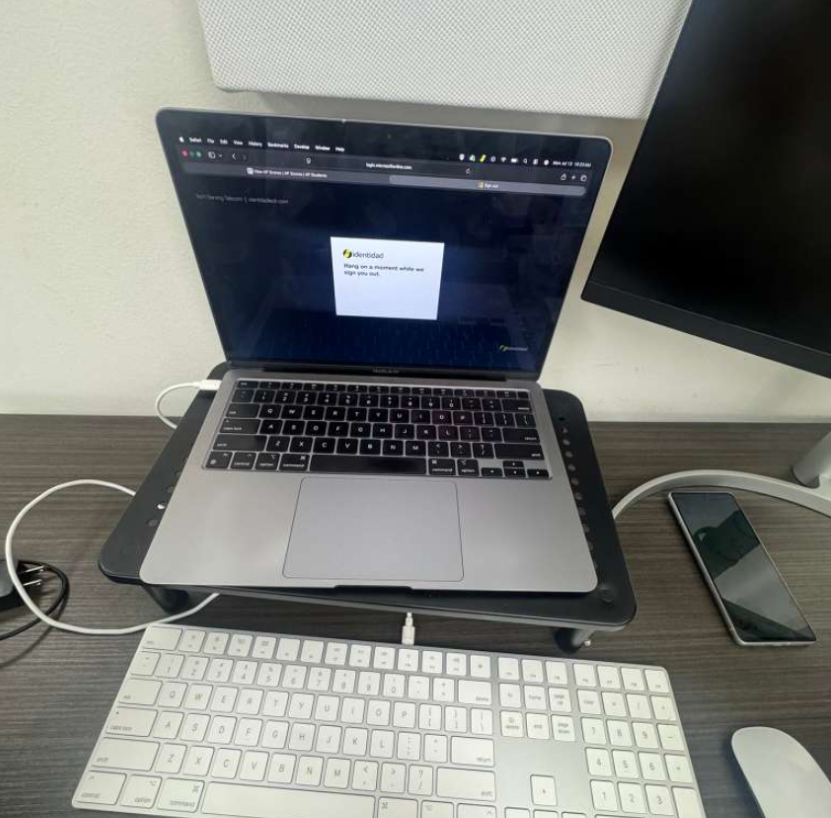 Signing into Identidad Telecom's site